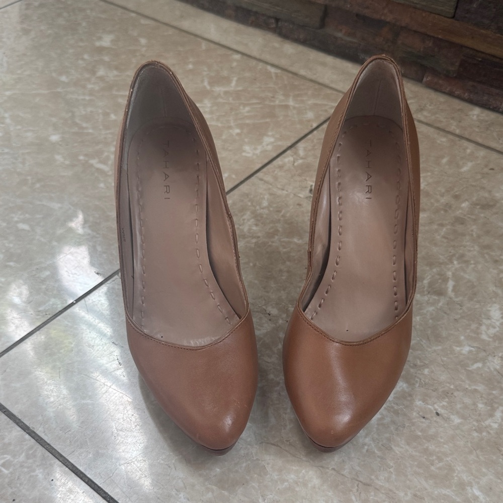 Classic Tan Leather Pointed-Toe Women's Pumps Tahari